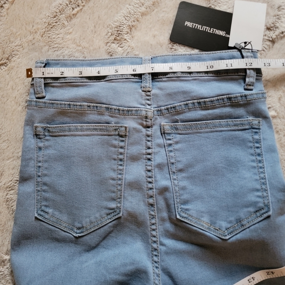 PrettyLittleThing Light Wash Open Distress Thigh 5Pocket Skinny Jean NWT 4 - Picture 15 of 16